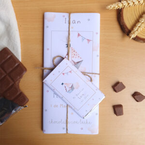 Chocolate personalizado para bautizo con el diseño Barco de papel. Tableta y chocolatina Nestlé extrafino