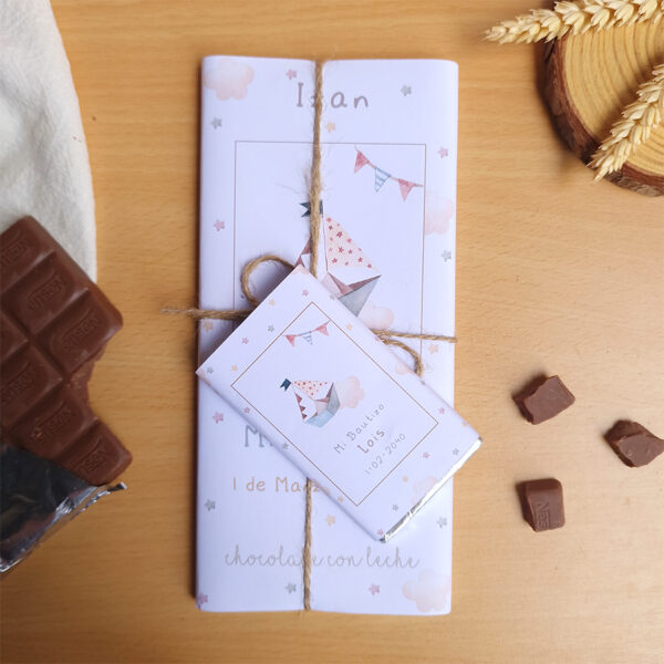 Chocolate personalizado para bautizo con el diseño Barco de papel. Tableta y chocolatina Nestlé extrafino