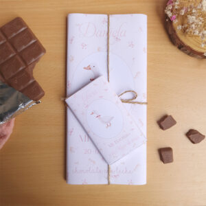 Chocolate personalizado para bautizo con el diseño Pequeña patita. Tableta y chocolatina Nestlé extrafino