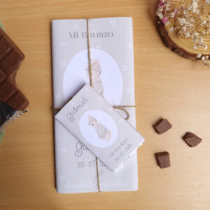 Chocolate personalizado para bautizo con el diseño Pequeño conejo. Tableta y chocolatina Nestlé extrafino