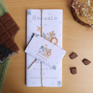Chocolate personalizado para bautizo con el diseño Safari. Tableta y chocolatina Nestlé extrafino