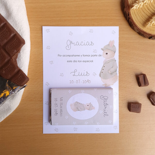 chocolatina personalizada bautizo diseño Pequeño conejo con tarjeta de agradecimiento