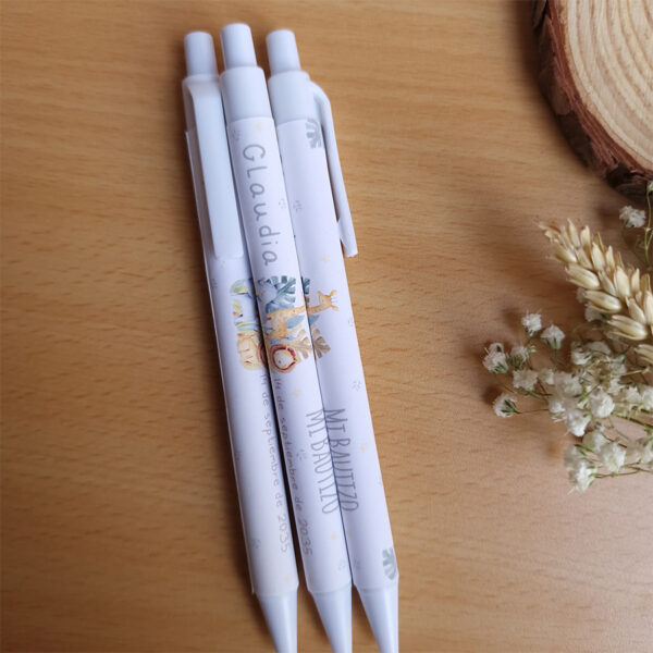 detalle del bolígrafo personalizado Safari para bautizo