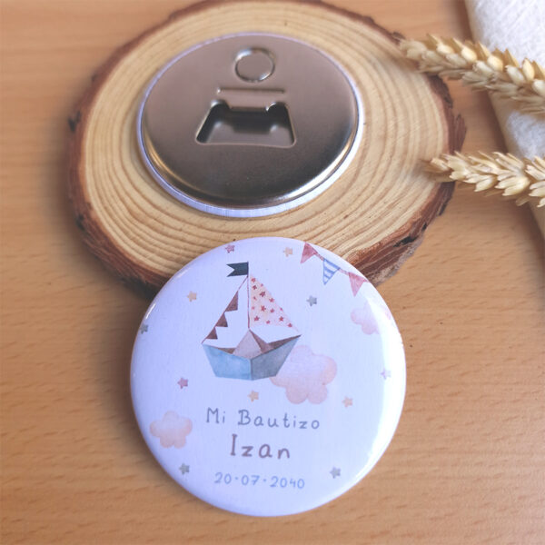 Imán con abridor personalizado para bautizo con el diseño barco de papel