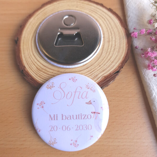 Imán con abridor personalizado para bautizo con el diseño pequeña patita