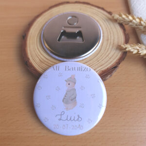 Imán con abridor personalizado para bautizo con el diseño pequeño conejo