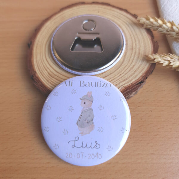 Imán con abridor personalizado para bautizo con el diseño pequeño conejo