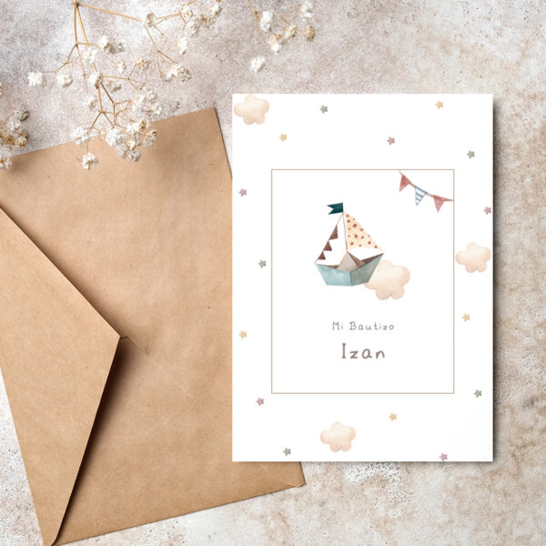 Invitación de papel personalizado de bautizo con el diseño barco de papel parte delantera