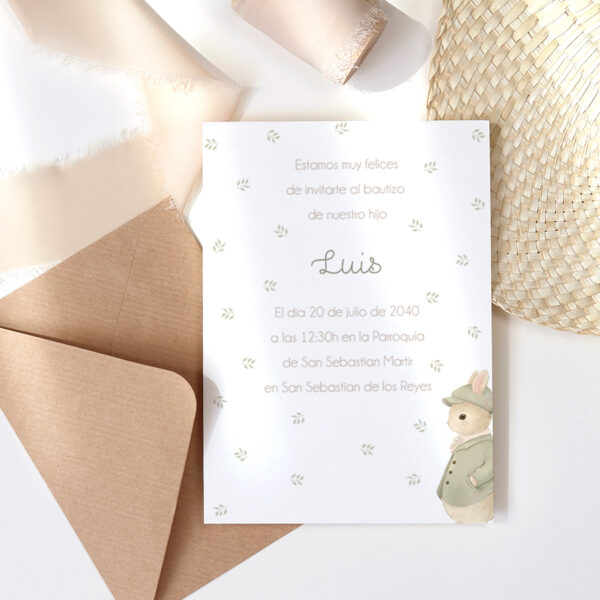 Invitación de papel personalizado de bautizo con el diseño pequeño conejo parte trasera