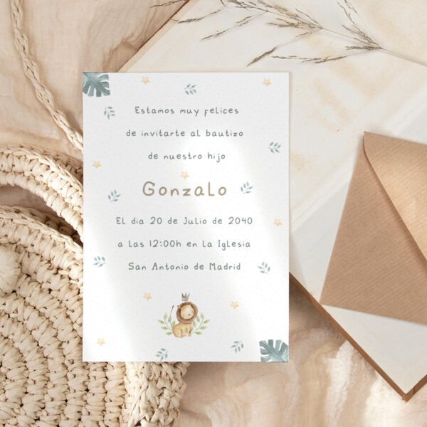 Invitación de papel personalizado de bautizo con el diseño safari parte trasera