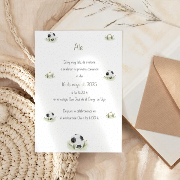 Invitación de papel personalizado de Comunión con el diseño fútbol parte trasera