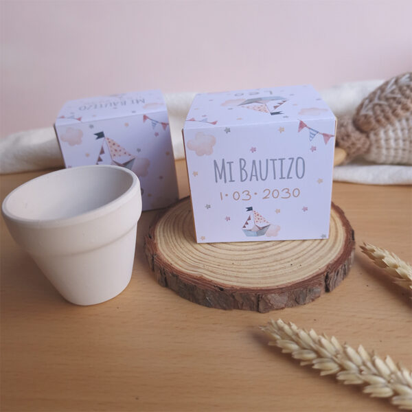 kit plantable con el diseño barco de papel para bautizo vista parte superior de la caja