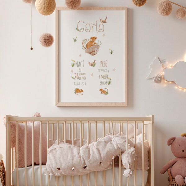 Lamina de nacimiento personalizada con el diseño de un ratoncito de campo en una habitación