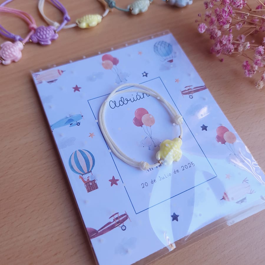 Presentación de la pulsera de tortuga para bautizo o comunion