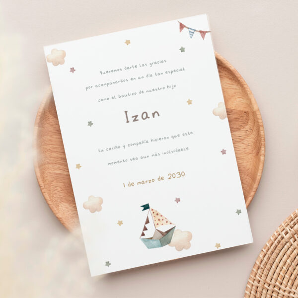 Recordatorio personalizado para bautizo con el diseño barco de papel