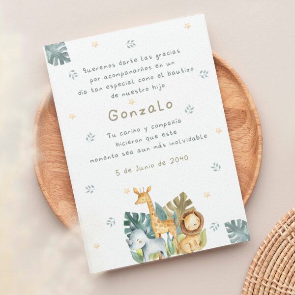 Recordatorio personalizado para bautizo con el diseño Safari
