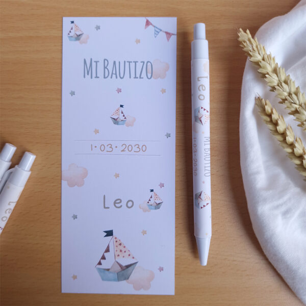 detalle del tarjetón del bolígrafo personalizado para bautizo barco de papel