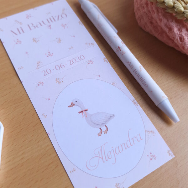detalle del tarjetón del bolígrafo personalizado con el diseño pequeña patita para bautizo