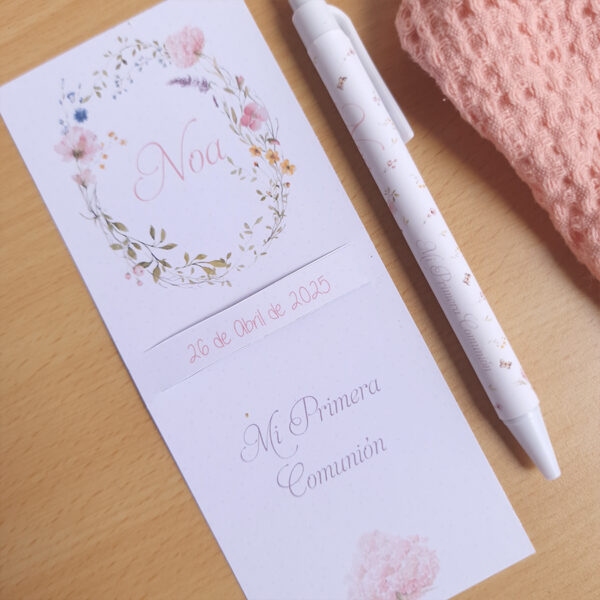 detalle del tarjetón del bolígrafo personalizado para primera comunión con el diseño libélula