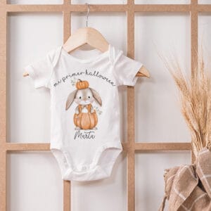 Body Personalizado de halloween para bebé con un conejito disfrazado de calabaza