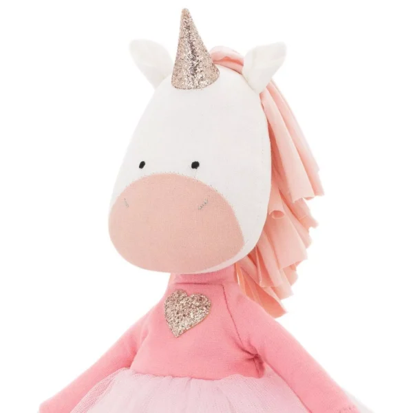 Detalle superior del peluche Daphne el Unicornio