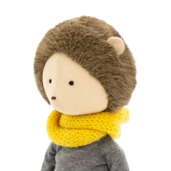 Detalle superior del peluche Henry el Erizo