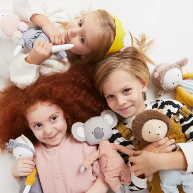Colección de peluches y muñecos