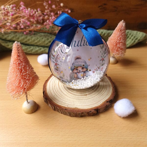 bola navidad personalizada con el diseño de un erizo junto con su taza