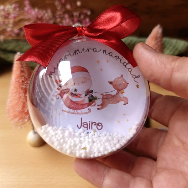 bolas de navidad personalizada con el diseño de papa noel en trineo vista de cerca
