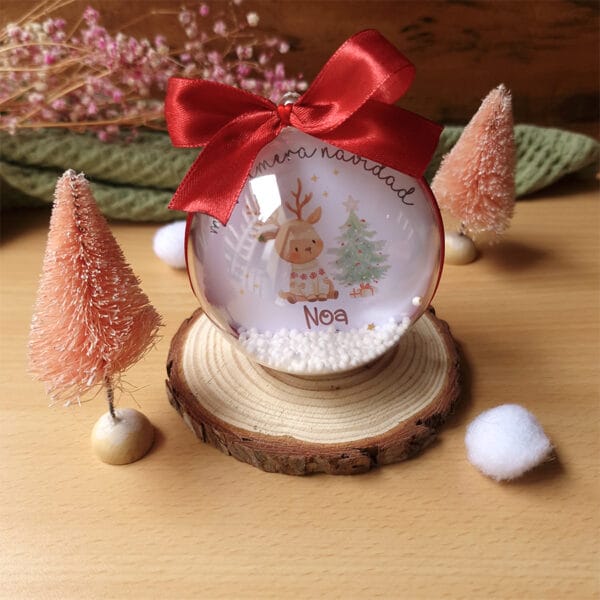 bola navidad personalizada con el diseño de un reno junto un arbol de navidad