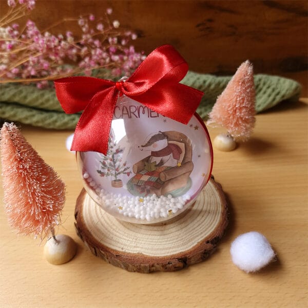 bola de navidad personalizada de un tierno tejón sentado en su sofá