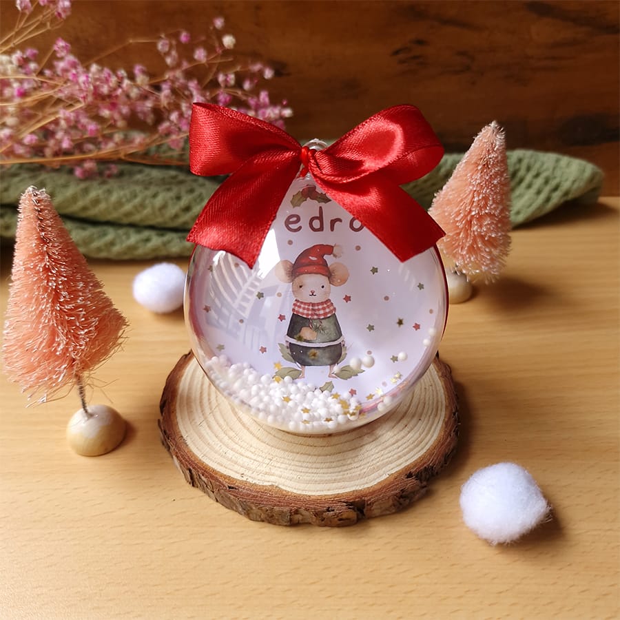 bola de navidad personalizada con un ratoncito navideño