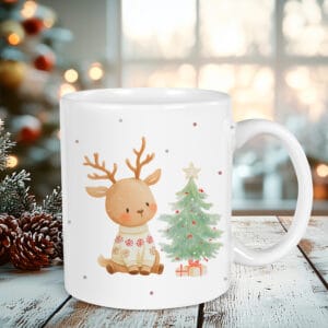 Taza navideña personalizada con el diseño de un reno junto con un arbol de navidad