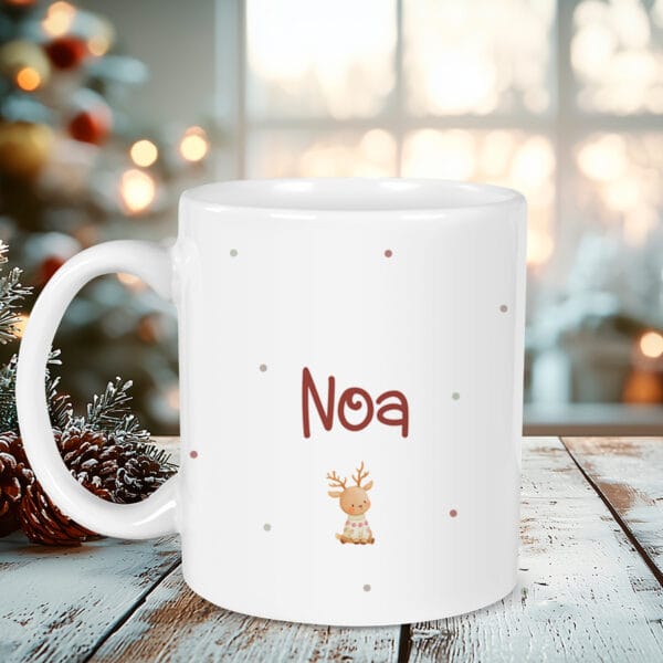 Taza personalizada con el diseño de un reno junto con un arbol de navidad parte trasera