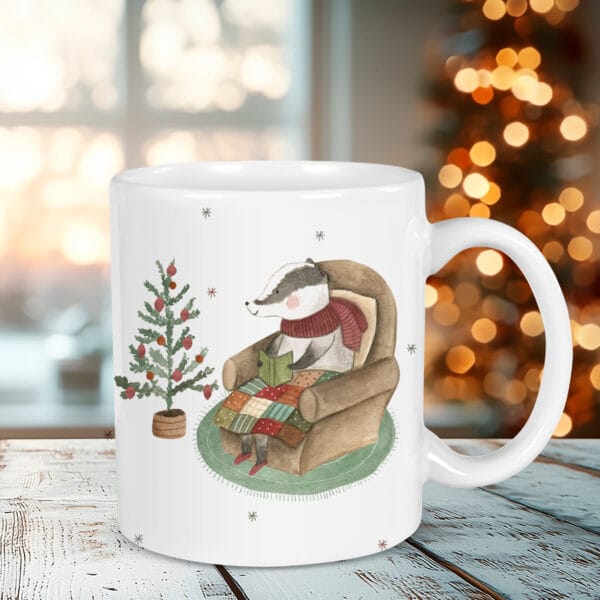 Taza navideña personalizada con el diseño tejón navideño. Lado del diseño