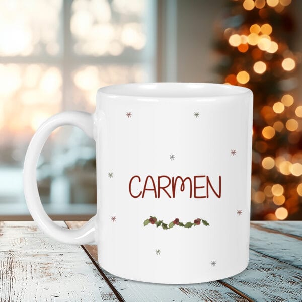 Taza navideña personalizada con el diseño tejón navideño. Lado con el nombre personalizado