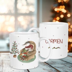 Taza navideña personalizada con el diseño tejón navideño