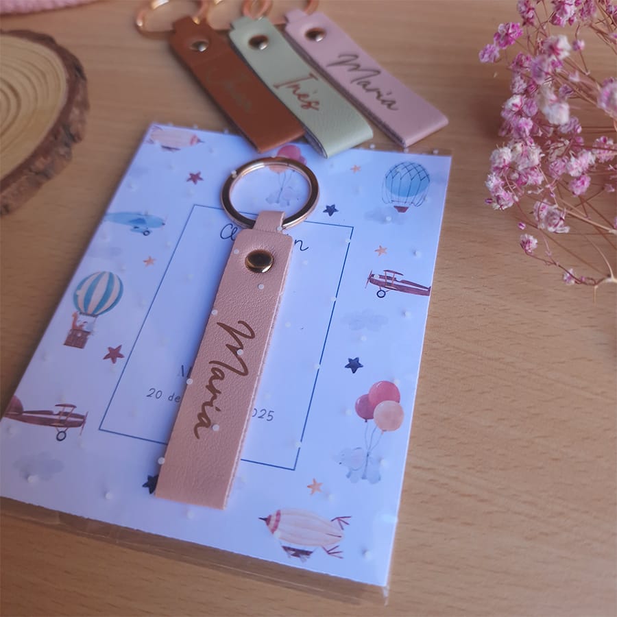 Presentación del llavero personalizado para comunión o bautizo.