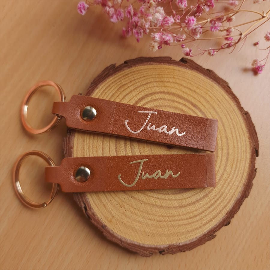 Llavero personalizado para comunión o bautizo modelo marrón