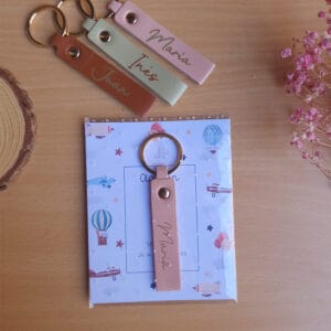 Llaveros personalizados para regalar a los invitados de tu comunión o bautizo