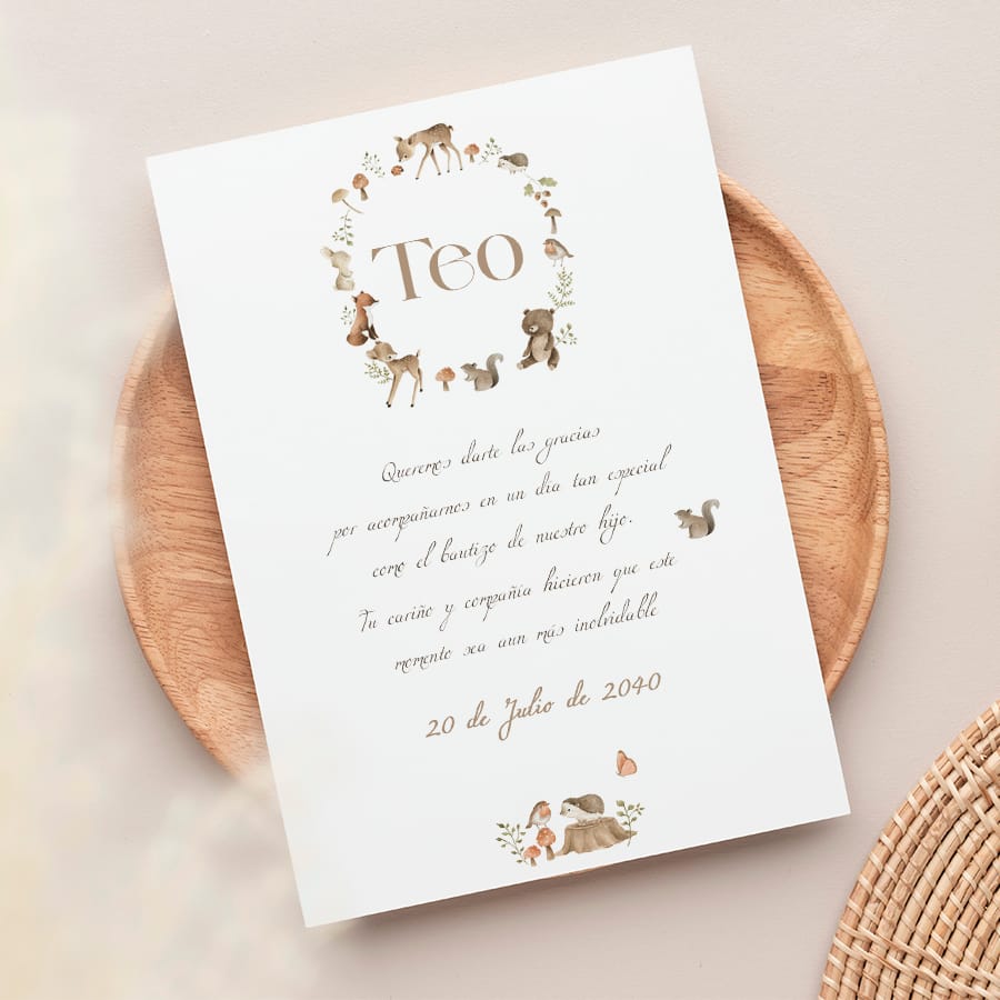 Recordatorio personalizado para bautizo con el diseño bosque